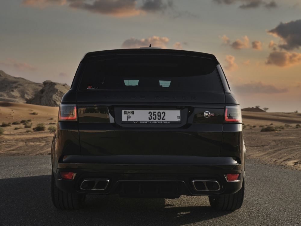 Schwarz Landrover Range Rover Sport SVR 2019